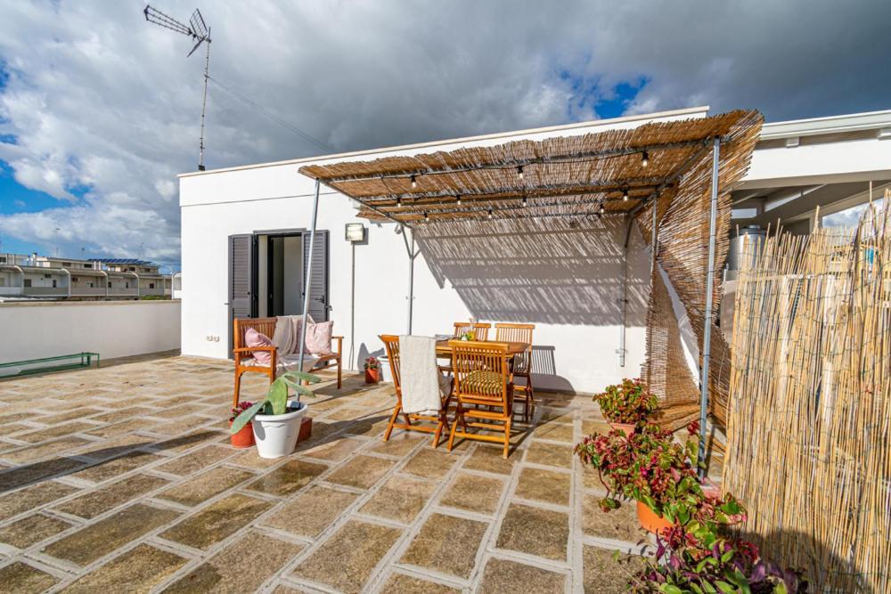 הוילה קאבאלינו די לצ'ה La Terrazza Di Zoe - Castromediano מראה חיצוני תמונה